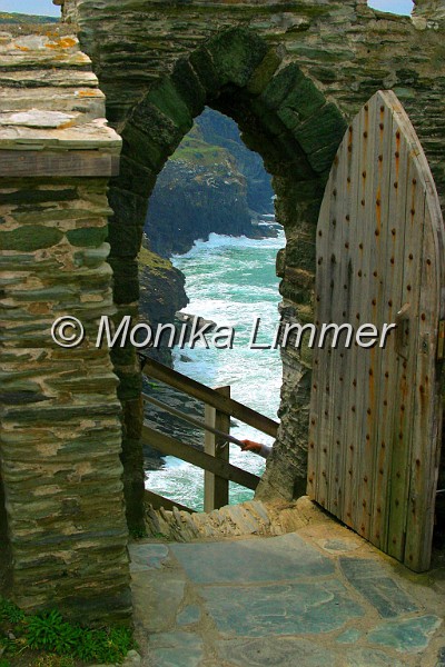 7897__Tintagel__Tor mit blauem meer.jpg